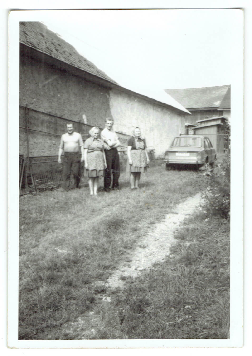 11RC1020 - Súrodenci, švagrovia a švagriné na "Ukačomiška" dvore