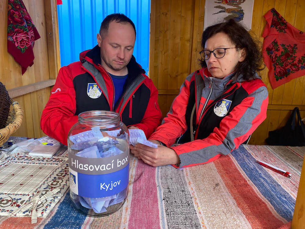 13 - hlasovacŷ listkŷ