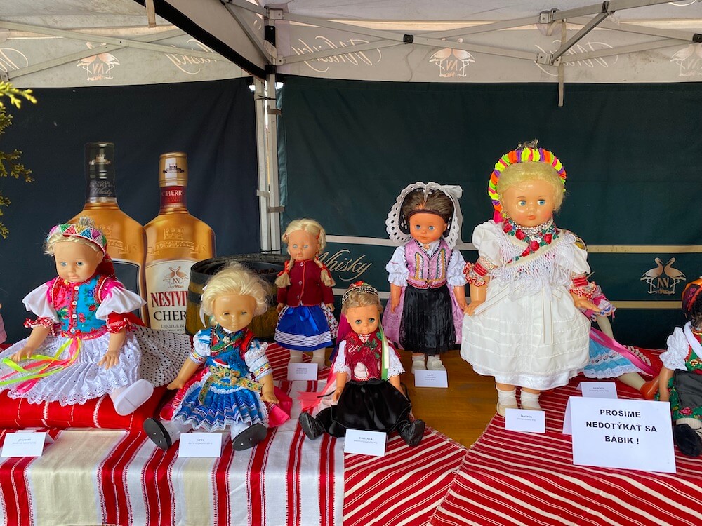 18 - Popkŷ v krojoch