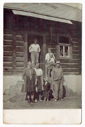 011CH06 - Rodina pri dome so súpisným číslom 190, august 1959. Vo dverách Michal Chovanec, vedľa neho, bližšie k oknu sused Strič, pred ním Michalova dcéra Mária Chovancová. Dole baba Stričová, jej dcéra Katarína Chovancová (nar.1928), Tomáš Chovanec (nar. 1927). Malý chlapec Andrej chovanec sa narodil v roku 1954.