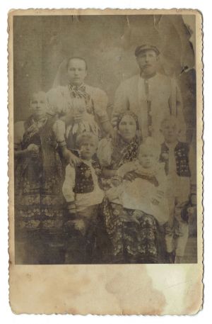 012RM09 - Rodina "Košŷkarova" - vľavo hore dedova mama, na kolenách sedí najmladší Košŷkar - Verešpejových dedo (foto približne rok 1926)