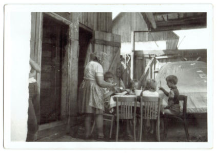 11RC1009 - Mama Anna s vnúčatami