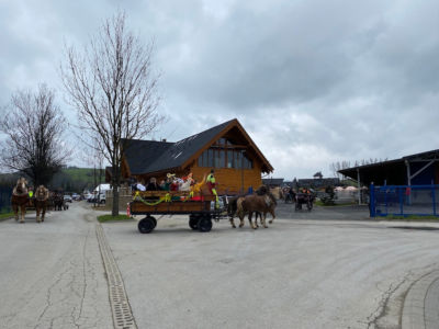 17 - Gazdove na kočoch