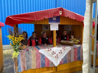 2 - Ženŷ pri zdobiňu stanku