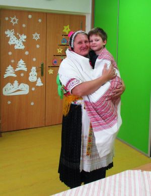Anna Molnárová: teta Zuzka znázorňuje, ako nosili naše mamy svoje malé deti v portoku