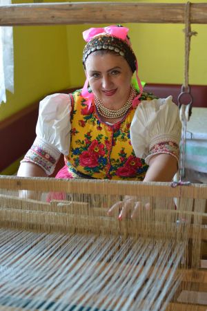 Anna Poráčová: tkanie za krosnami