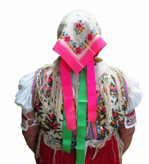 Farebná delinka ku kroju