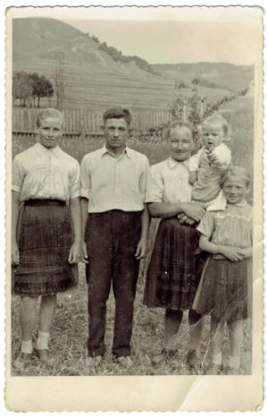 otec, mama, sestra Anna, sestra Mária a ja Ľudmila