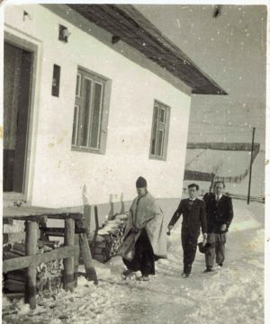 Juraj Strič ako kostolník ide "z paňčom po koľaďi" - s kňazom koledovať