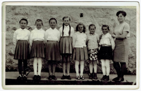 triedna učieľka Anna Varcholová so žiačkami, na fotke Ľudmila Polaščínová, Anna Dirgová, Helena Petríková, Mária Mikitová, Mária Šoltysová, Anna Polaščínová, Anna Šoltysová